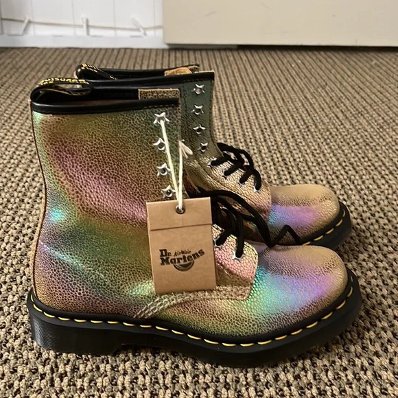 Dr. Martens Women's 1460 Sand Rainbow Ray Boots Size 7 Never Worn New with Tags - Picture 2 of 3